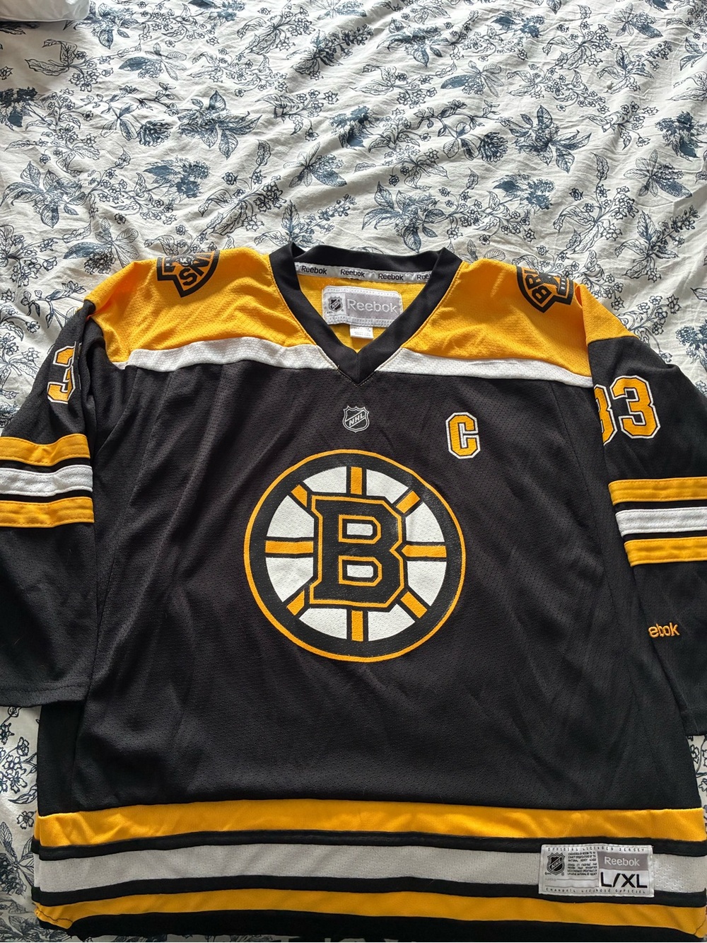 Reebok Youth Hockey Jersey in Yellow, Black & White (fits like a woman’s medium)